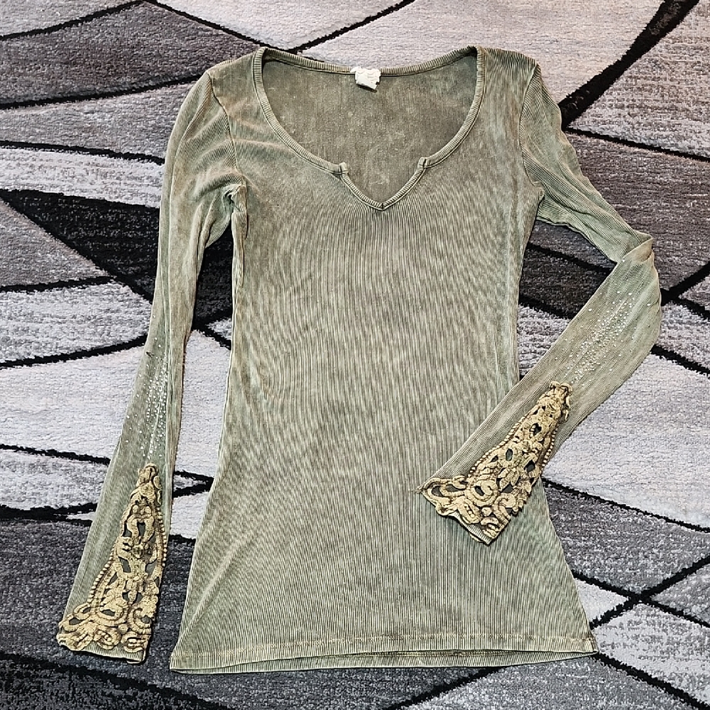 GIMMICKS BY BKE WASHED RIBBED EMBROIDERY CROCHET RHINESTONES V-NECK LONG-SLEEVE